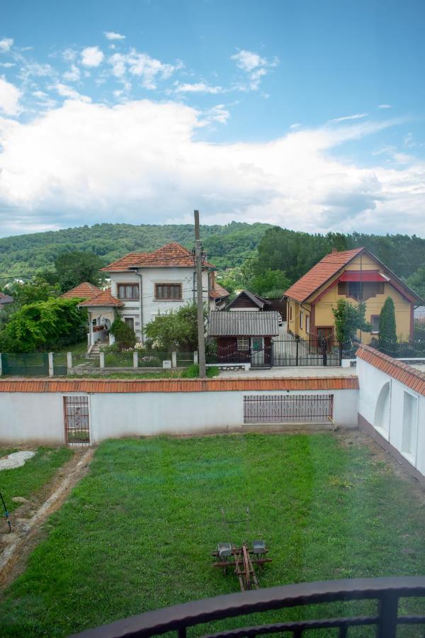 Casa Nevada Hotel Curtea De Arges Bagian luar foto