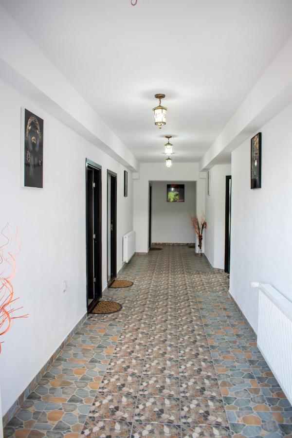 Casa Nevada Hotel Curtea De Arges Bagian luar foto