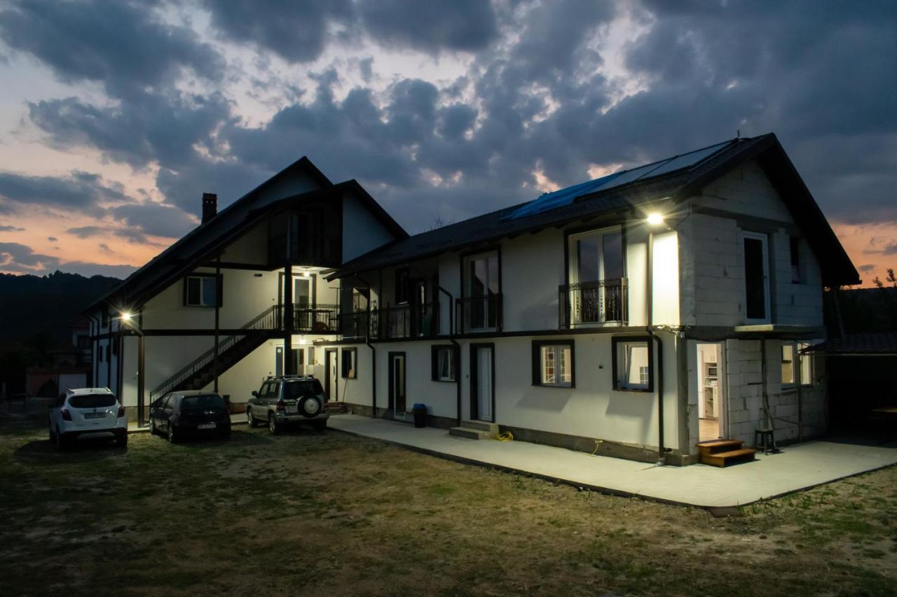 Casa Nevada Hotel Curtea De Arges Bagian luar foto